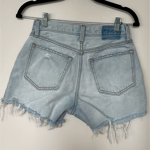 Abercrombie A&F Women’s Mid Rise Curve Love Boyfriend Cut Off Thrashed Shorts 00 - Picture 2 of 9